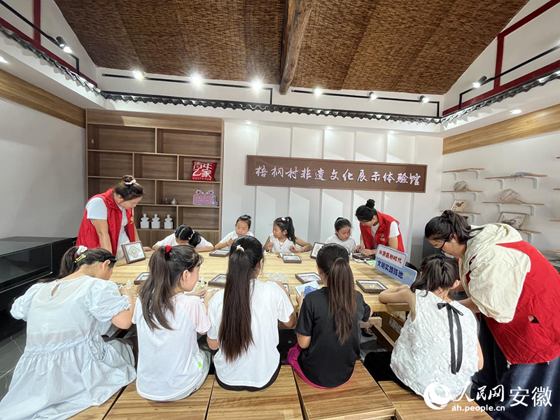杜集区“非遗小院”体验传统文化。 人民网 吕欢欢摄