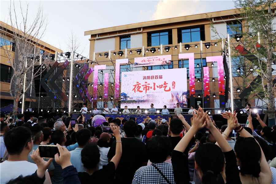 涡阳县“仓里•1953”街区，人头攒动，热闹非凡。