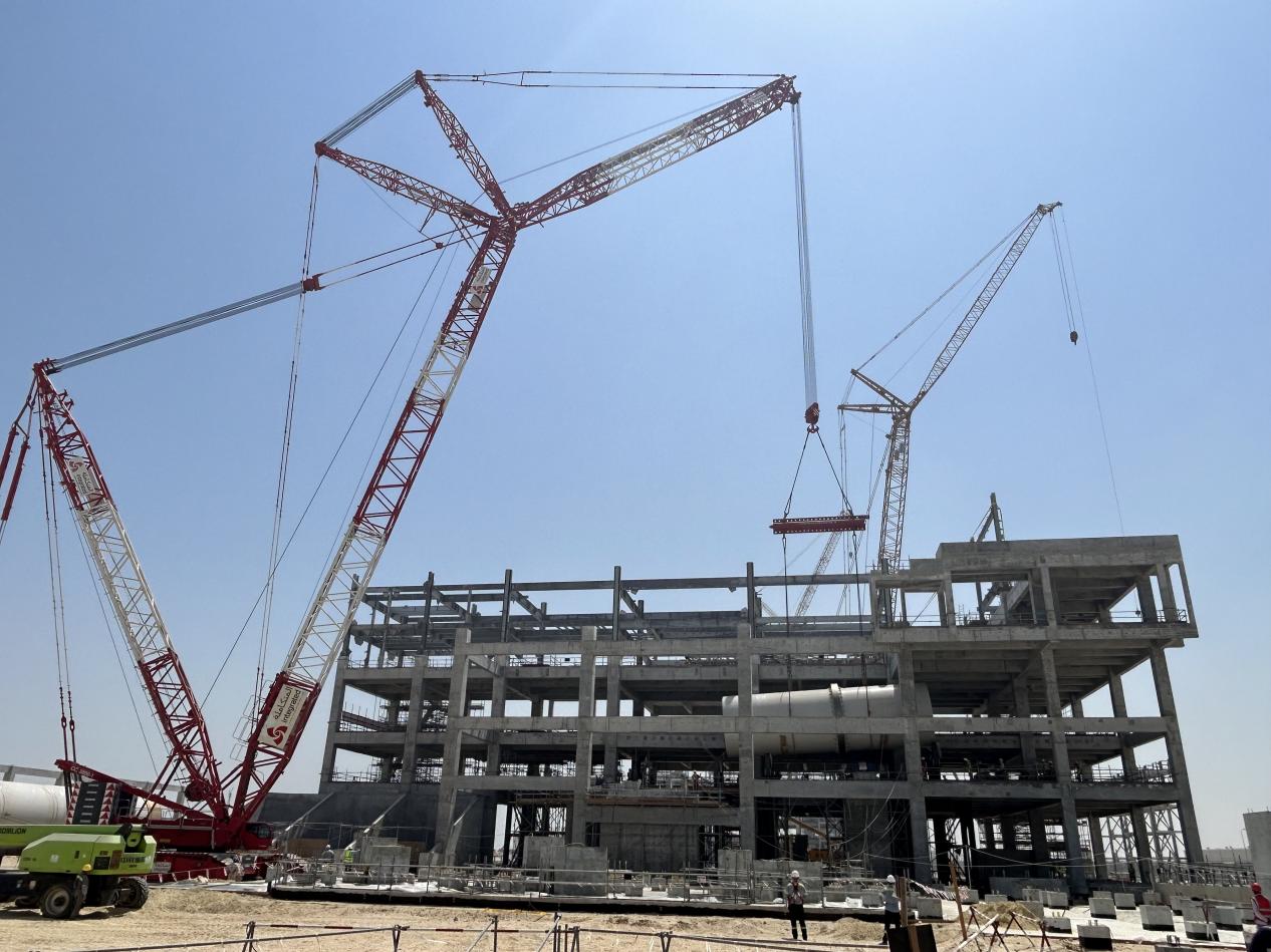 中国化学三化建承建的沙特拉斯海尔磷矿肥项目首台大件设备成功吊装。中国化学三化建供图