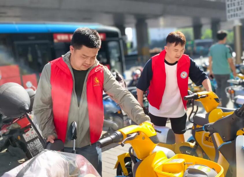 西園街道志願者正在將共享單車歸位。