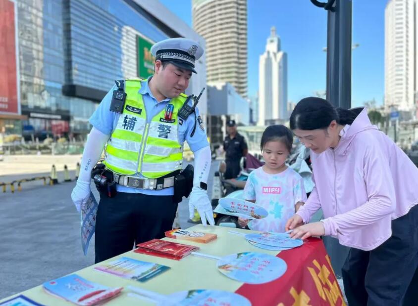 三裡庵街道聯合交警、城管開展政策宣傳。