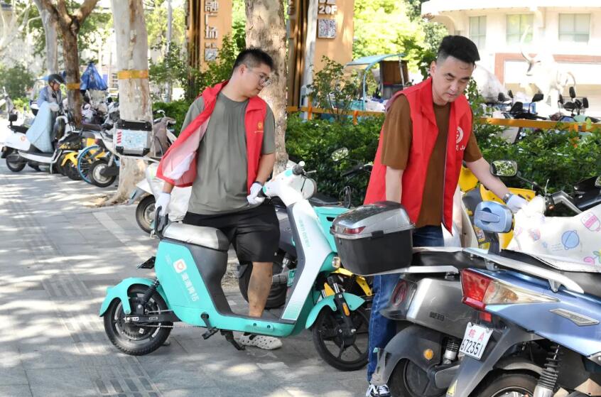 琥珀街道志願者正在將共享單車歸位。