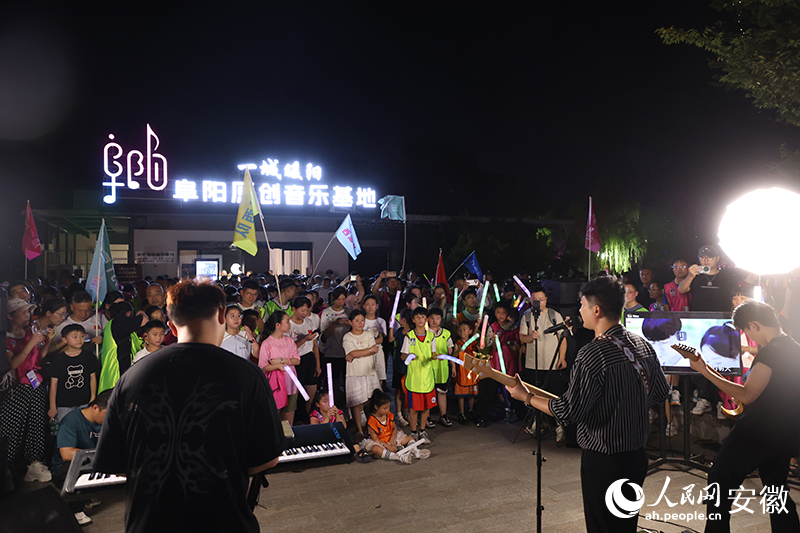 乐队表演。人民网记者 陶涛摄