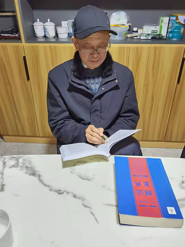 病中的田明龙仍在学习专业书籍。受访者供图