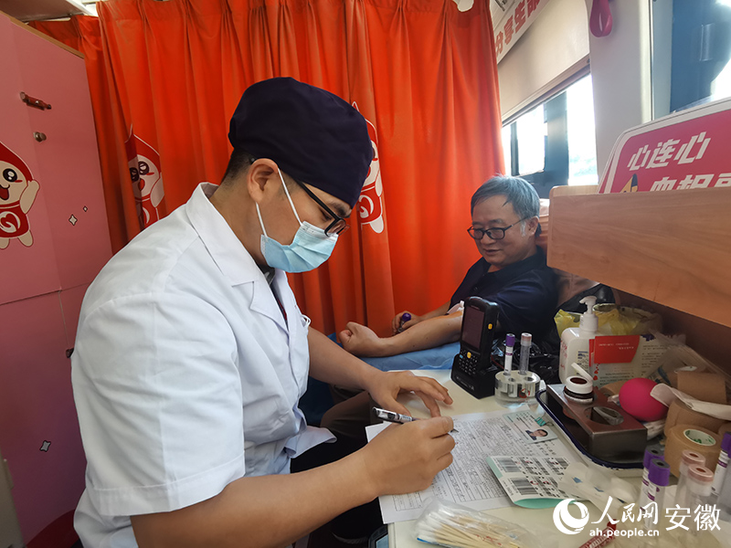 市民陈先生准备献血。人民网 胡雨松摄