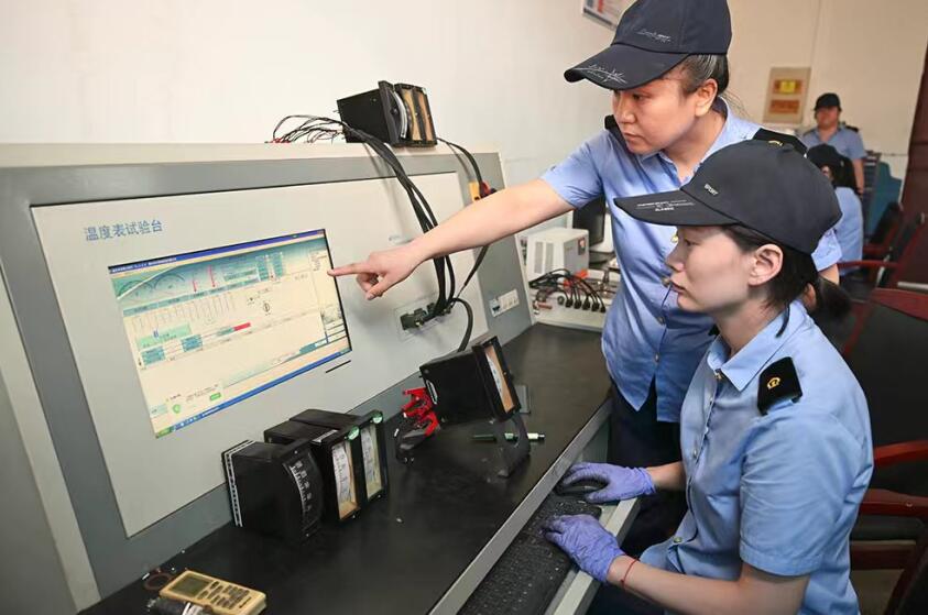 对机车温度表进行校验。