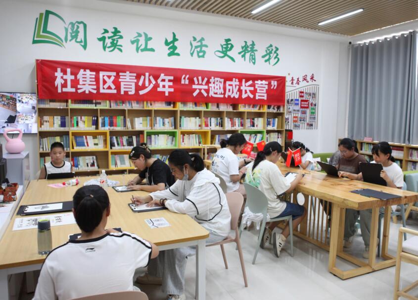 矿山集街道六和社区农家书屋利用暑期开展文化活动。刘棋 摄