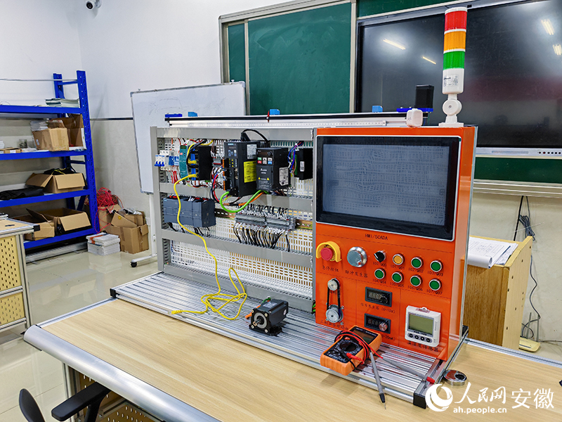 PLC综合实训台。人民网 丁纪摄