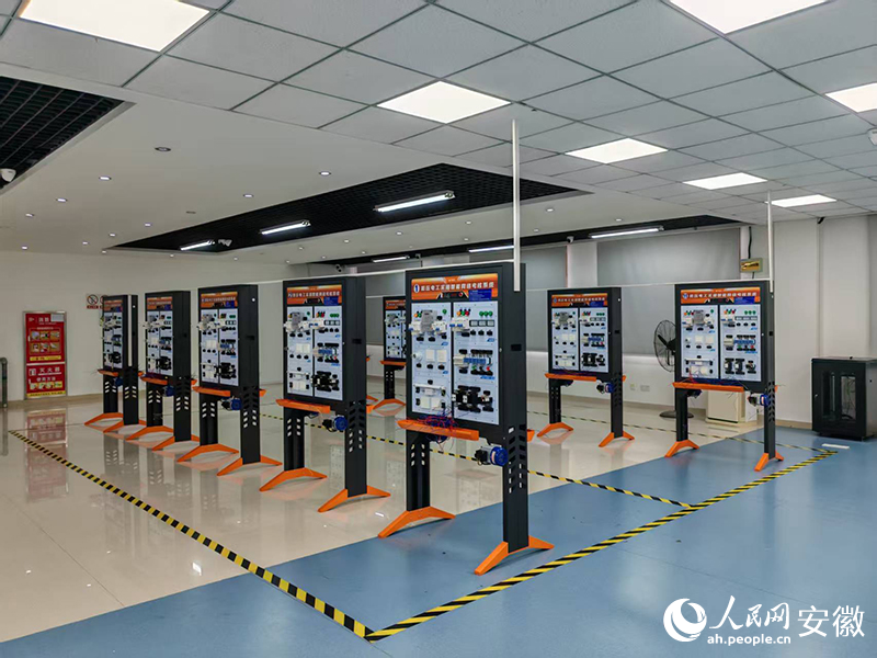 低压电工考试场地。人民网 丁纪摄