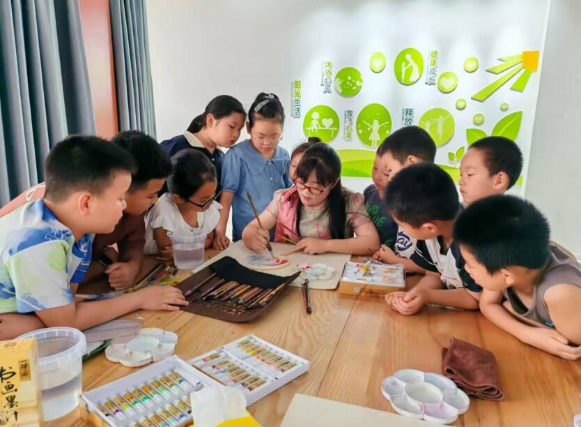 南谯区新时代文明实践中心暑托班开展凤画培训课。