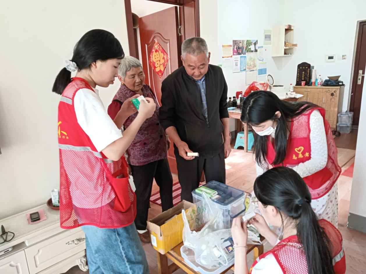 志愿者上门做服务。岗集镇供图