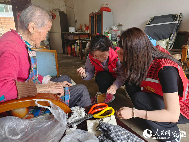 社工站工作人员和志愿者进行“幸福来敲门”服务。人民网 吕欢欢摄