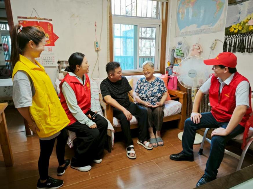志愿者们与费奶奶一起唠嗑话家常。合燃华润燃气供图