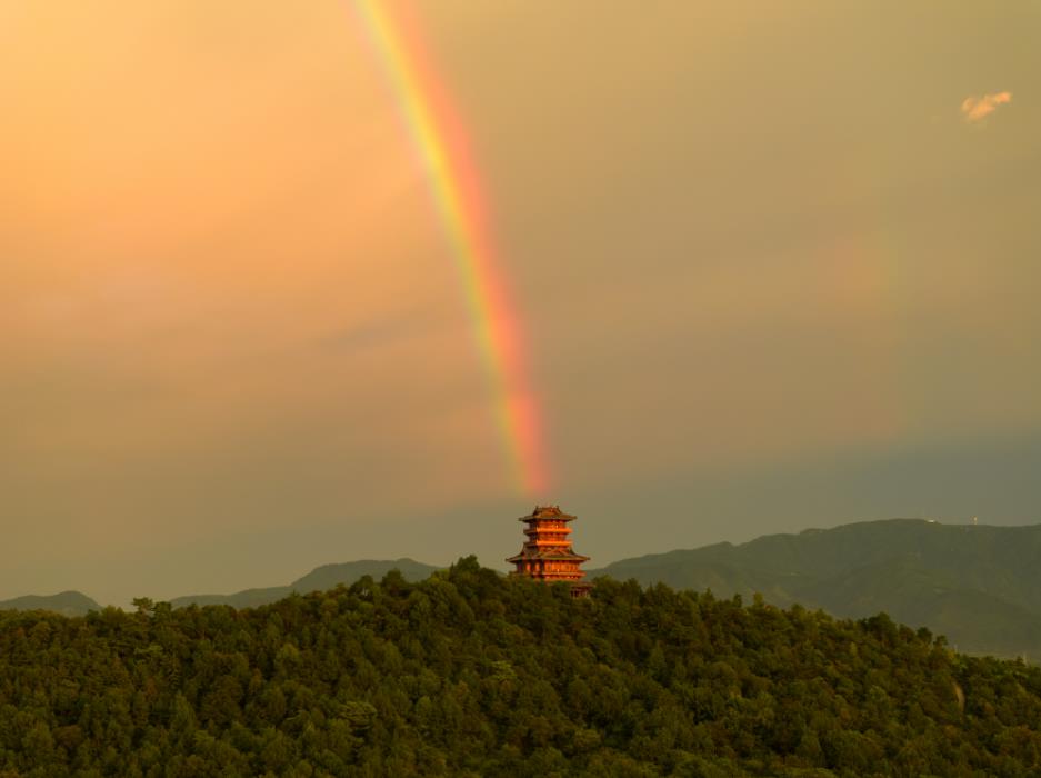 安徽池州：晚霞漫天 彩虹凌空
