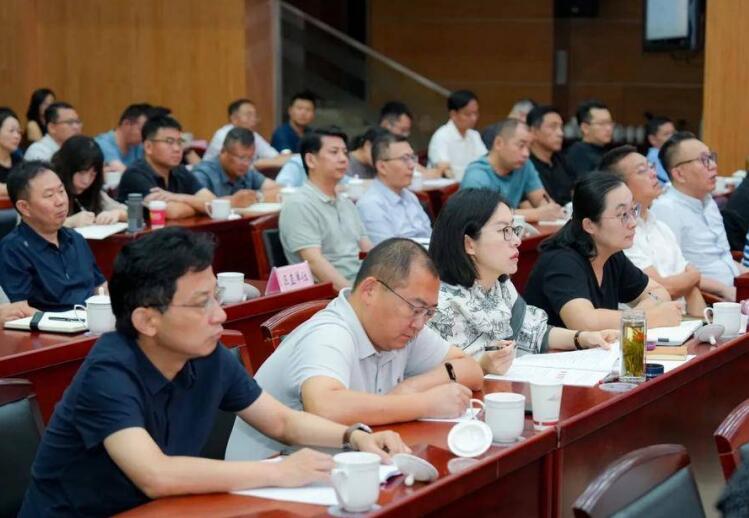 參加學習的黨員干部全神貫注、認真聆聽講座。