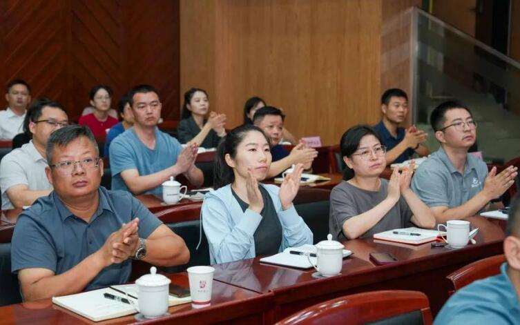 參加學習的黨員干部全神貫注、認真聆聽講座。