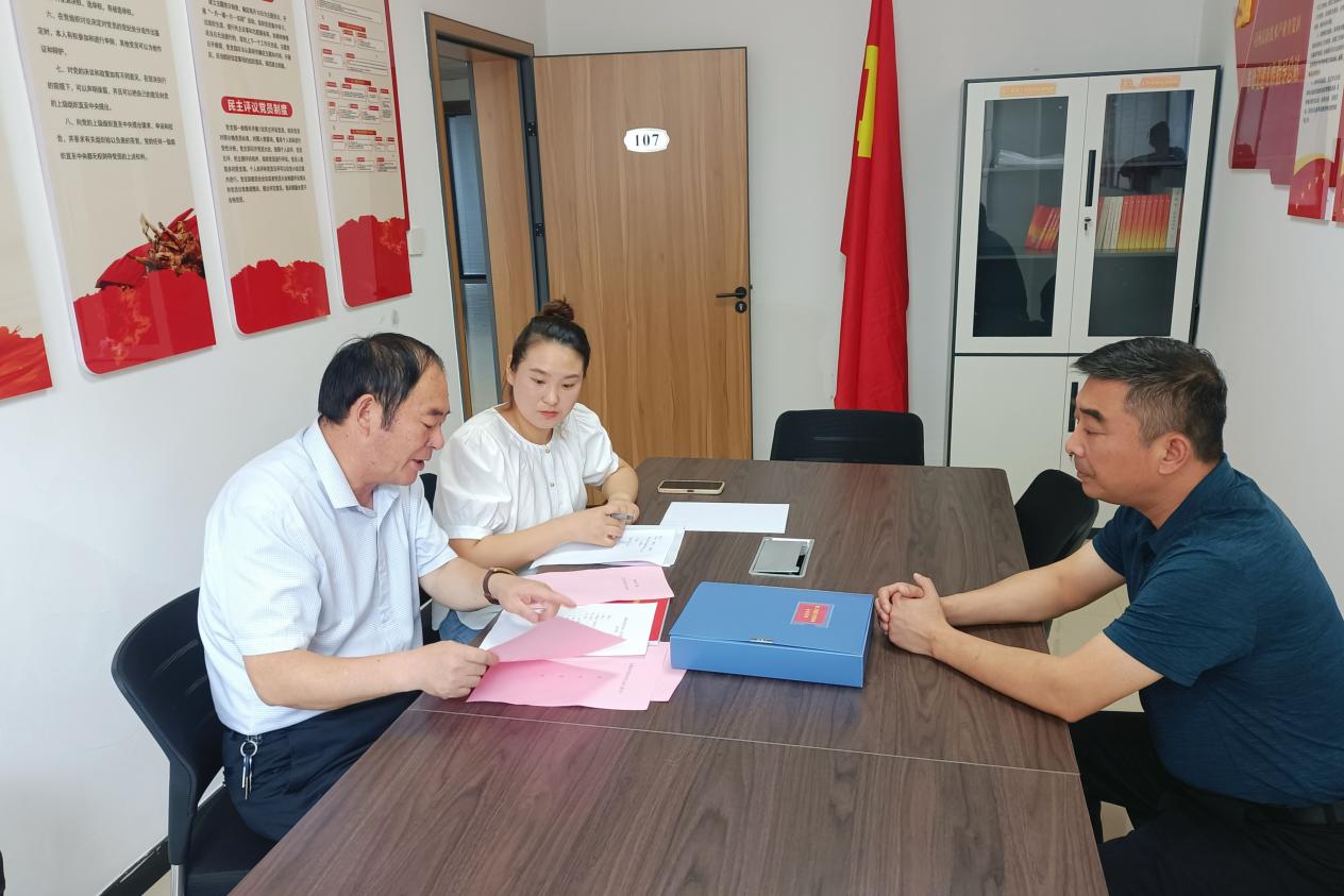亳州市“兩企三新”黨建工作指導中心主任、亳州高新區黨建工作指導總站站長宋學新到企業進行業務指導。亳州高新區供圖
