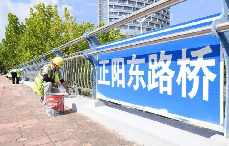 在正陽東路橋，市政工人正在粉刷護欄基座。