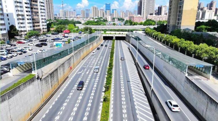 望江西路地下慢行通道採用新型玻璃膠工藝完成頂部漏水修補。