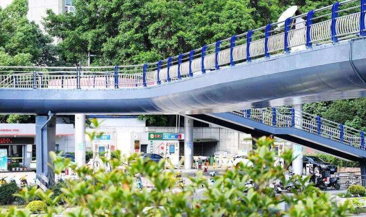 肥西路天橋經過“美容”，靚麗一新。