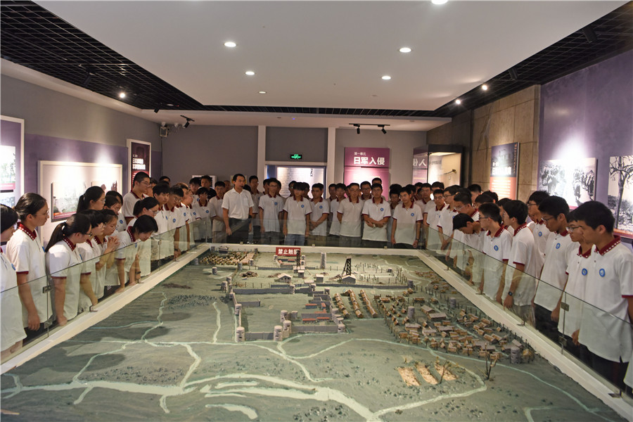 淮南二中学生参观全国爱国主义教育示范基地大通万人坑教育馆，缅怀先烈。