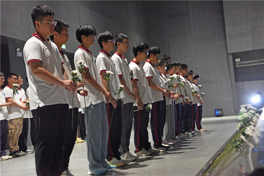 淮南二中学生参观全国爱国主义教育示范基地大通万人坑教育馆，缅怀先烈。