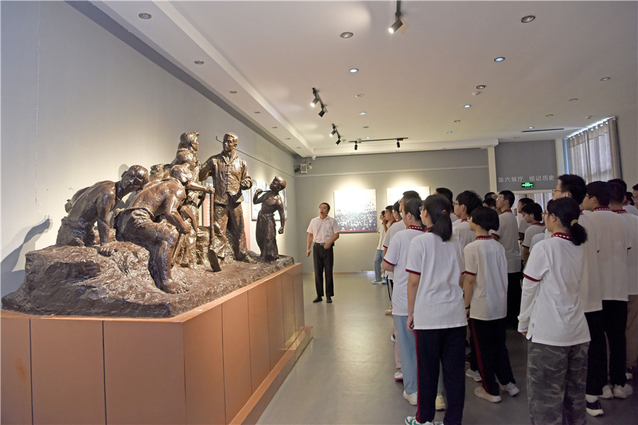 淮南二中学生参观全国爱国主义教育示范基地大通万人坑教育馆，缅怀先烈。