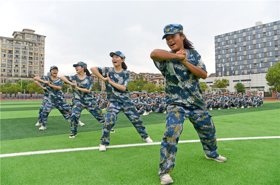 安徽省淮南二中高一新生在操场上练习擒敌拳。