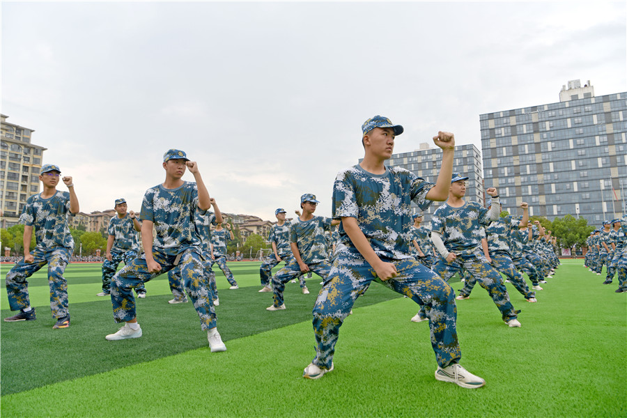 安徽省淮南二中高一新生在操场上练习擒敌拳。