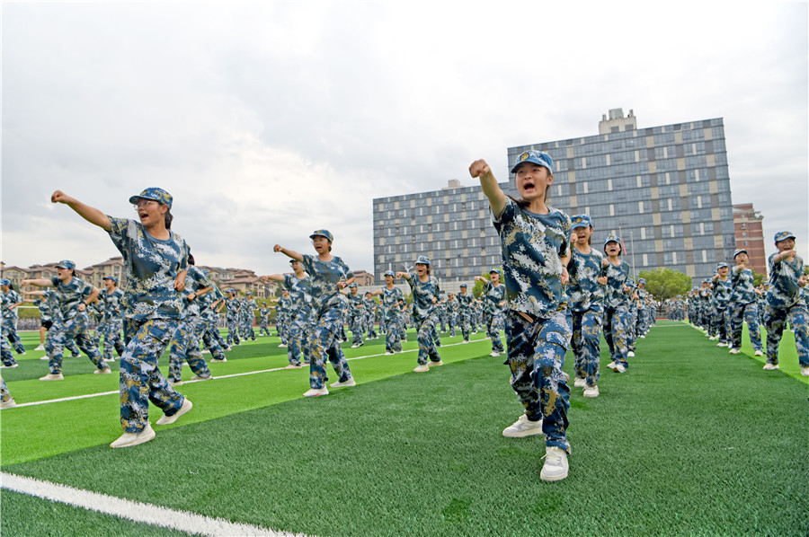 安徽省淮南二中高一新生在操场上练习擒敌拳。