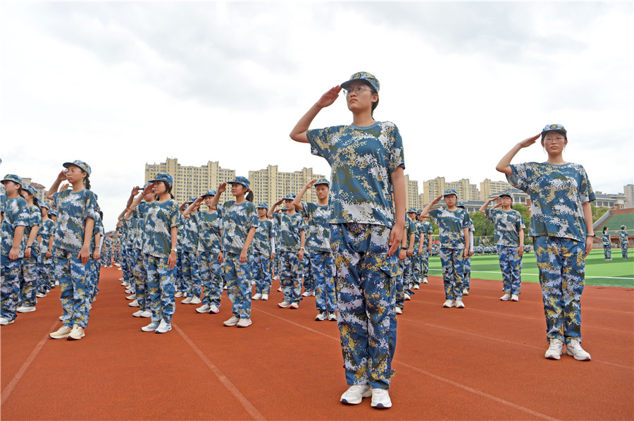 安徽省淮南二中高一新生在操场上开展队列训练。