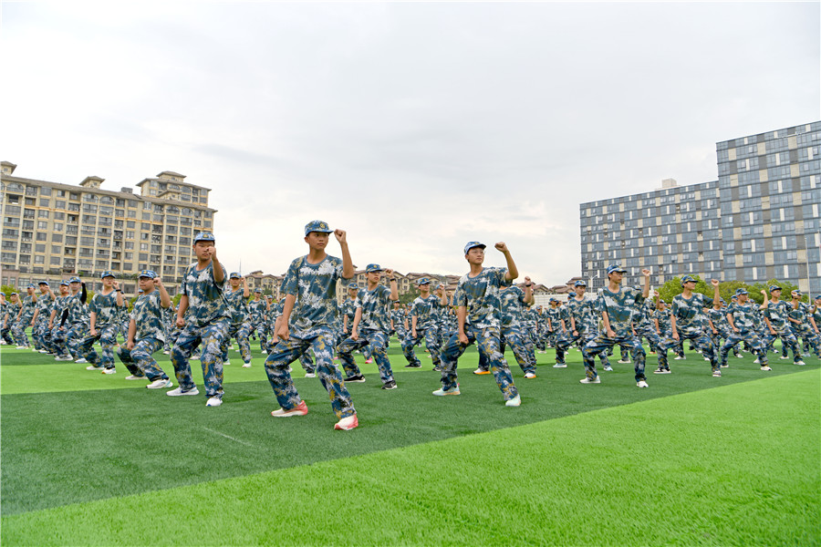 安徽省淮南二中高一新生在操场上练习擒敌拳。