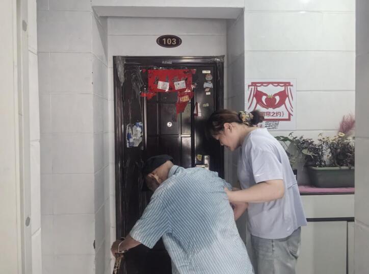 蘇傳花將老人送至家中。