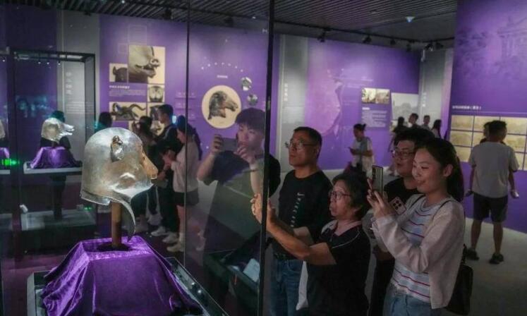 游客在安徽博物院蜀山館參觀圓明園獸首銅像。
