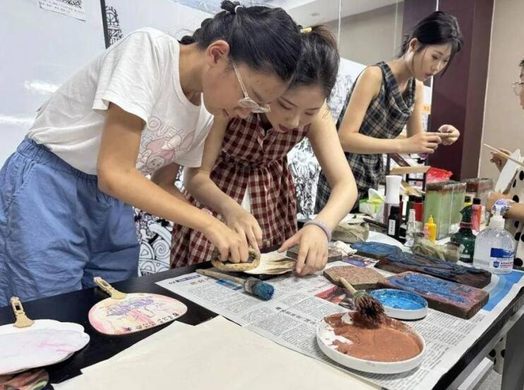 區文化館舉辦的少兒非遺課程深受家長和青少年的喜愛。