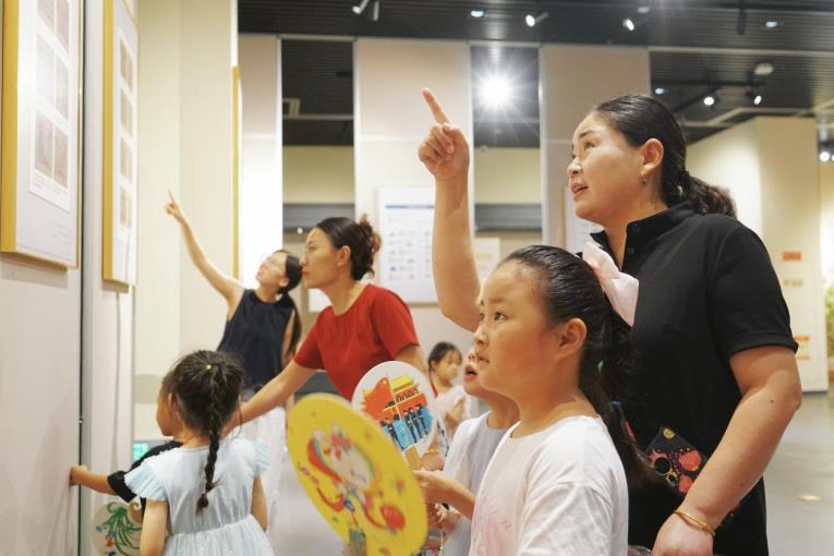 参观“烽火画卷——宣传画中的安徽抗战记忆”主题图片展。