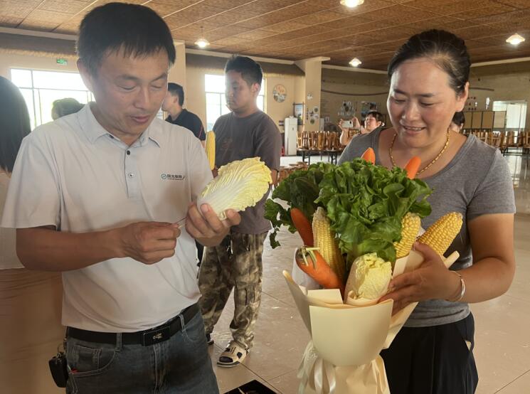 居民制作蔬菜花。