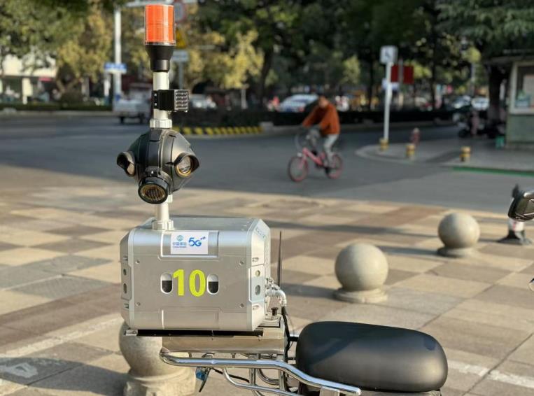 滁州街头的“智能巡检员”。安徽移动供图