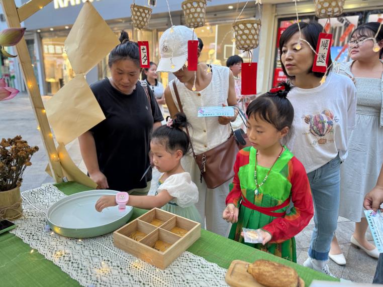市民体验民俗。人民网 吕欢欢摄