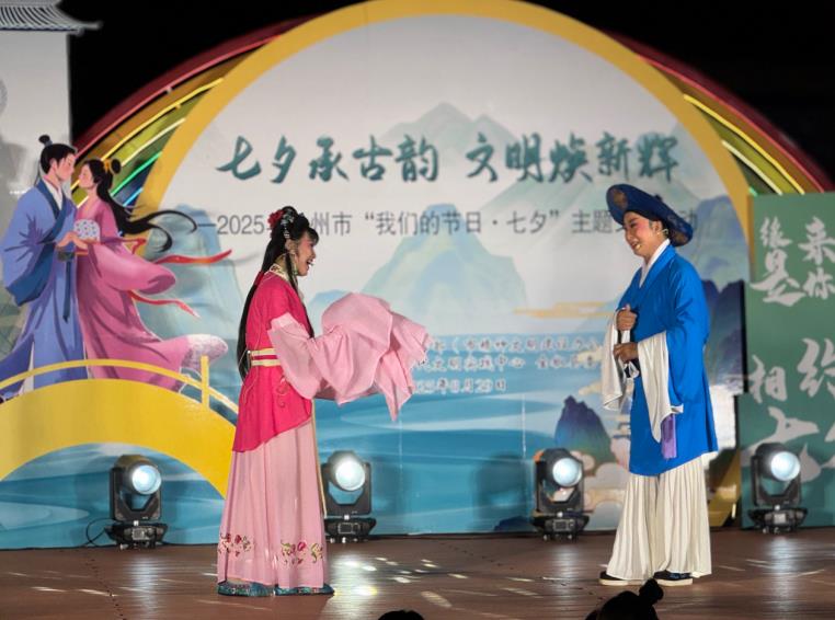 文艺演出。人民网 吕欢欢摄