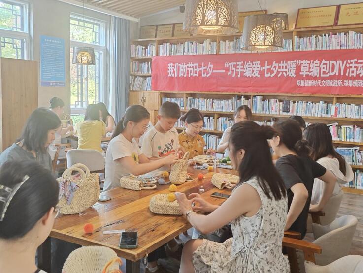 天长市郑集镇团委组织巧手编“爱”包活动。闵家慧 摄