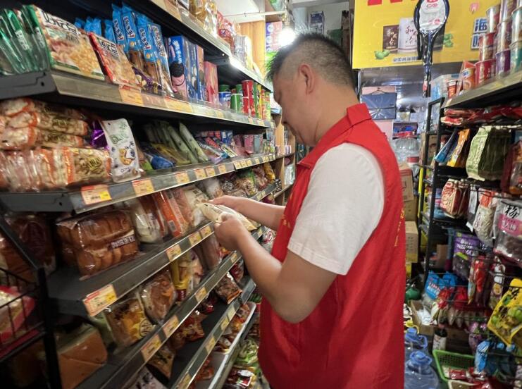 工作人員檢查超市包裝食品的有效期。王芬芬攝