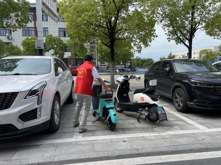 工作人員檢查超市包裝食品的有效期。王芬芬攝