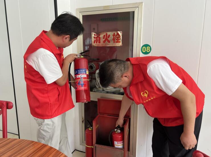 工作人員檢查飯店的消防器材合格情況。王芬芬攝