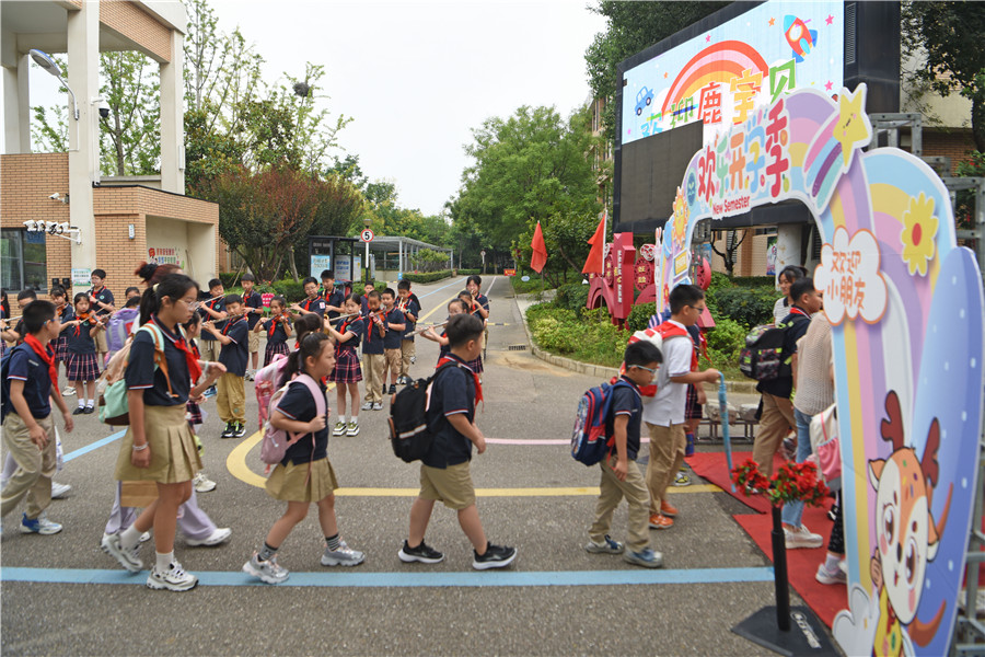 安徽省淮南市淮师附小山南第十五小学学生开心走进校园，迎接新学期到来。
