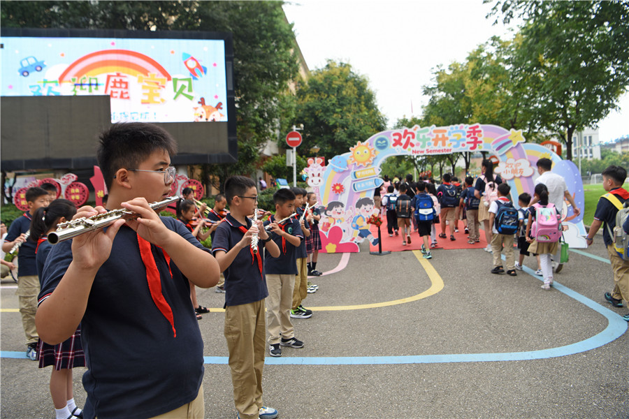 安徽省淮南市淮师附小山南第十五小学学生乐团演奏欢迎乐曲，迎接新学期到来。