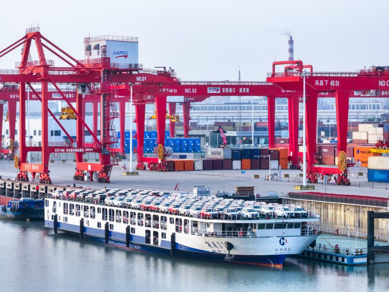 合肥港派河国际物流园码头滚装泊位前，满载着新能源商品汽车的“航通01”汽车滚装船，蓄势待发。合肥交通运输局供图