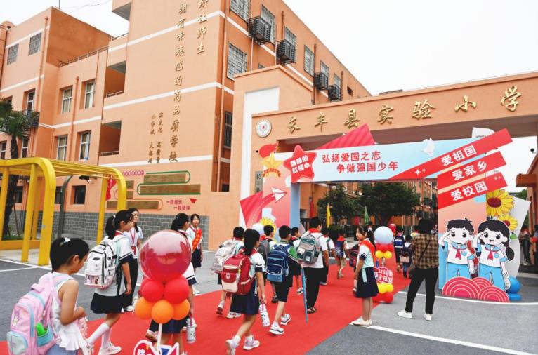 金秋开学季，学生们有序入校。杜刚摄