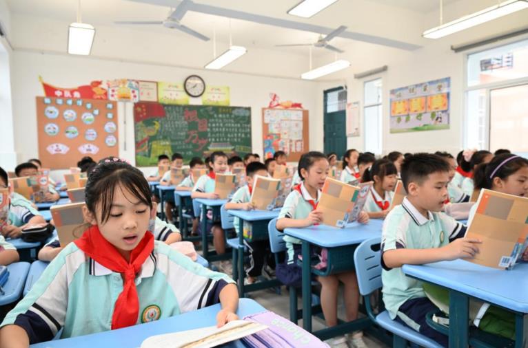 朗朗读书声，开启新学期。杜刚摄