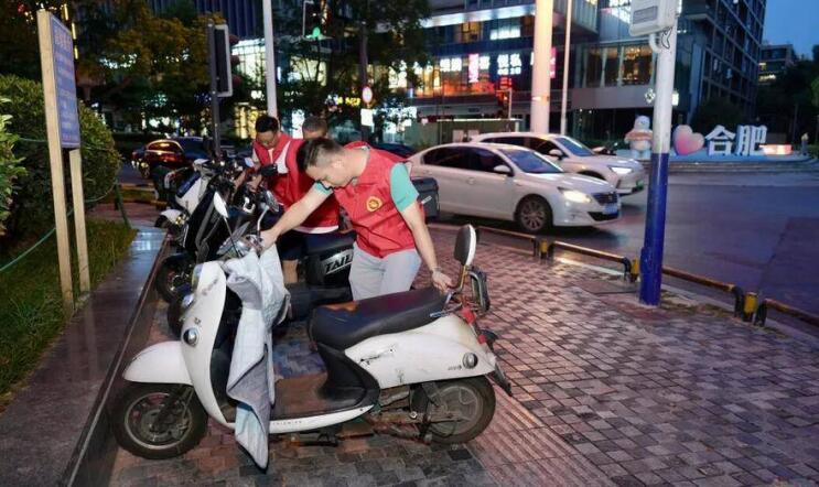 志願者們正在整理電動車。